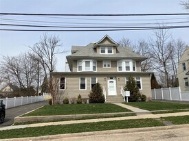 7 Dewey St in Huntington, NY - Building Photo