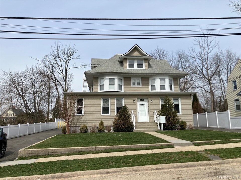 7 Dewey St in Huntington, NY - Building Photo