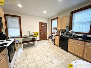 121 Calumet St, Unit 1 in Boston, MA - Foto de edificio - Building Photo