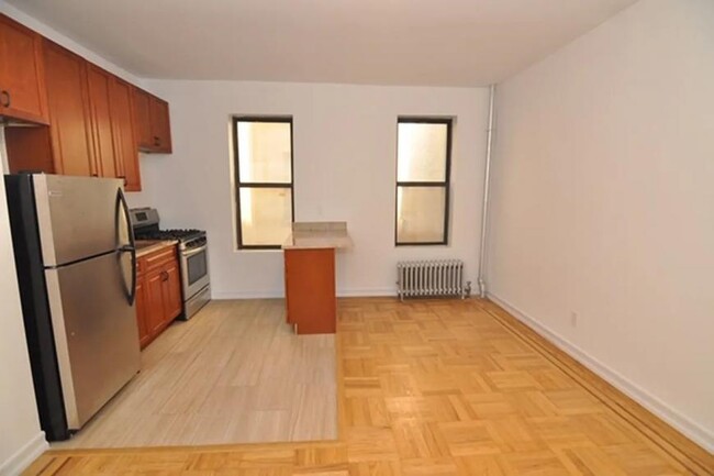 43-10 44th St in Queens, NY - Foto de edificio - Building Photo