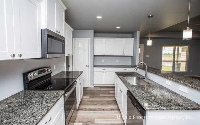 8416 11th St in Lubbock, TX - Foto de edificio - Building Photo