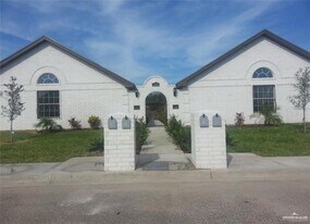 6 W Candlelight Ln in Edinburg, TX - Building Photo