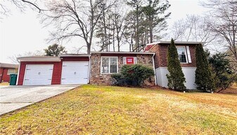 2918 Highland Dr SE in Smyrna, GA - Building Photo