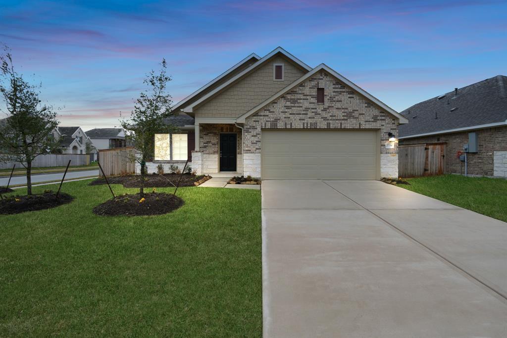 2734 San Bernard Dr in Fresno, TX - Building Photo