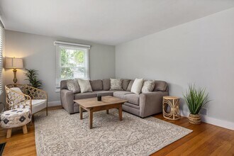 27 Riverview Rd in New Castle, NH - Foto de edificio - Building Photo