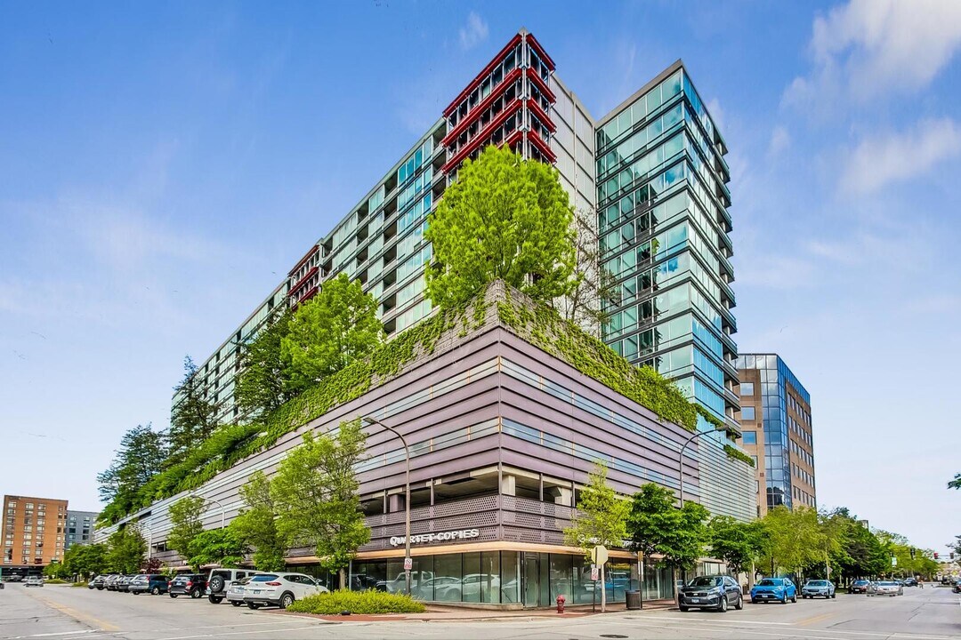 800 Elgin Rd in Evanston, IL - Building Photo