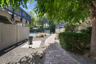 Anchor Apartments in Concord, CA - Foto de edificio - Building Photo