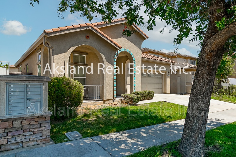 611 Brookhurst Blvd in Lathrop, CA - Building Photo