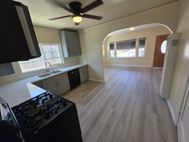270 Newport Ave, Unit A in Long Beach, CA - Foto de edificio - Building Photo