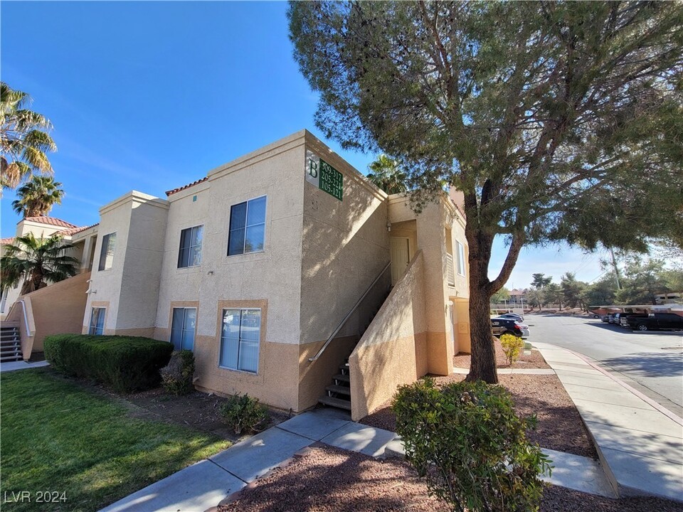 5000 Red Rock St in Las Vegas, NV - Foto de edificio