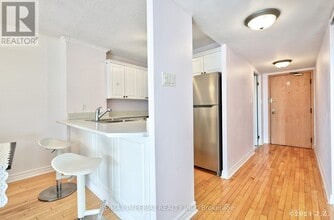 24 Wellesley St W in Toronto, ON - Building Photo - Building Photo