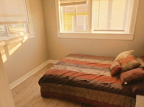 8401 Plymouth St in Oakland, CA - Building Photo - Building Photo