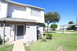 101 Shoreview Dr in Greenacres, FL - Building Photo