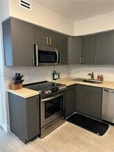 5700 Collins Ave, Unit 3C in Miami Beach, FL - Building Photo - Building Photo