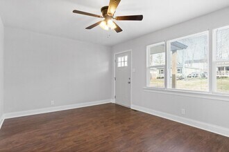 136 W Rossview Rd in Clarksville, TN - Building Photo - Building Photo