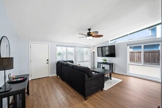 2407 Pierpont Blvd in Ventura, CA - Building Photo - Building Photo
