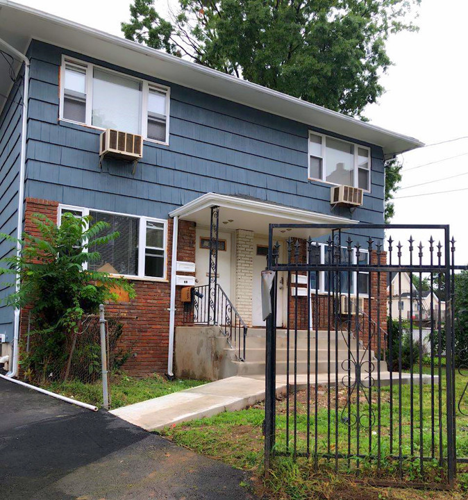 422-424 Jackson Ave, Elizabeth NJ 07201 in Elizabeth, NJ - Building Photo