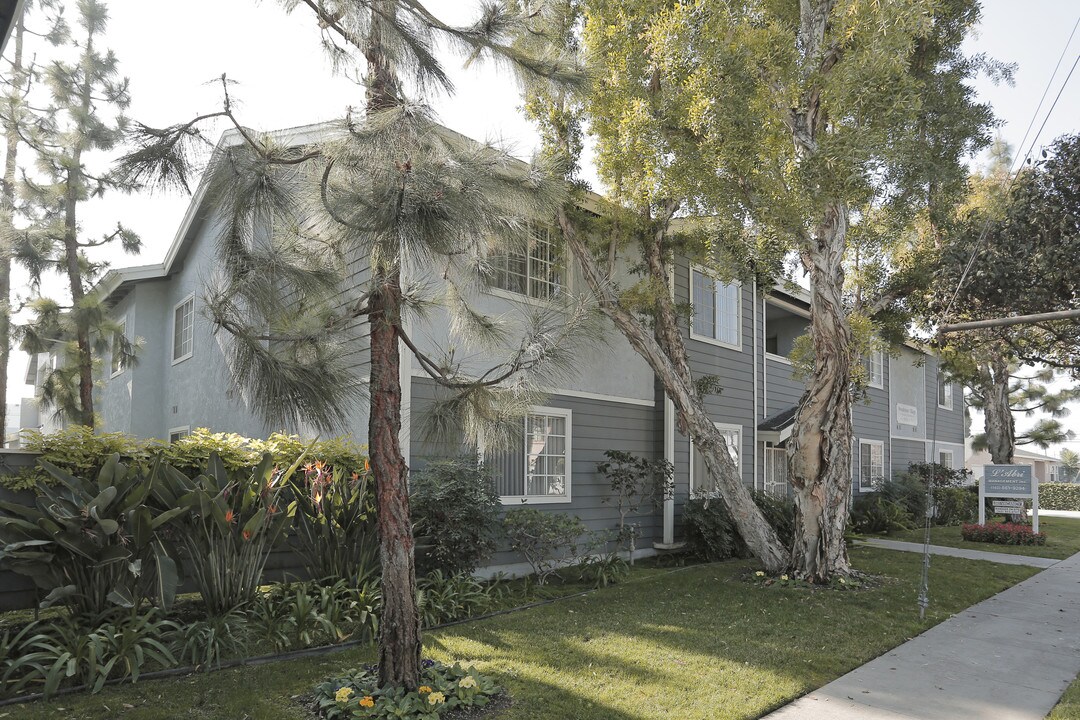 Woodstone Village Apartments in Downey, CA - Foto de edificio
