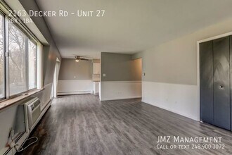 2163 Decker Rd, Unit Unit 27 in Walled Lake, MI - Foto de edificio - Building Photo