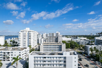 Twin Towers Condo in Miami Beach, FL - Foto de edificio - Building Photo