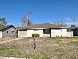 303 Brigadoon Ln in Friendswood, TX - Building Photo