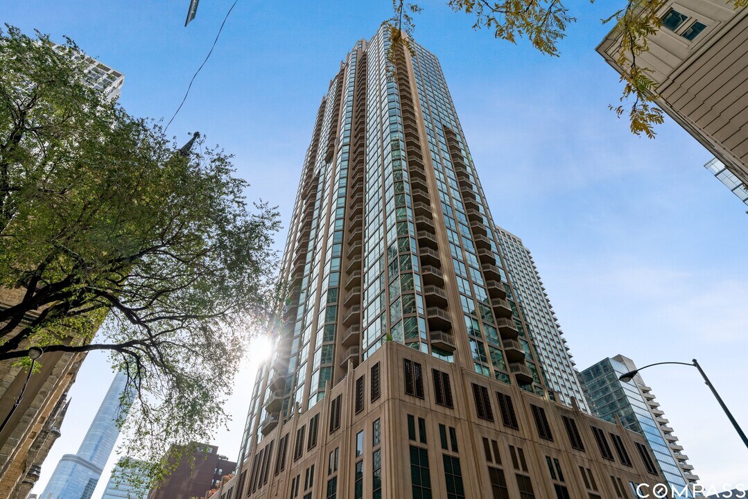 21 E Huron St in Chicago, IL - Building Photo
