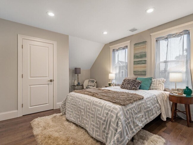233 Willow Ave, Unit 1 in Somerville, MA - Foto de edificio - Building Photo