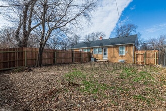 2042 S Pinecrest St in Wichita, KS - Building Photo - Building Photo