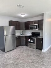 5202 Laurel Pl-Unit -1-3 in Clearwater, FL - Building Photo - Building Photo