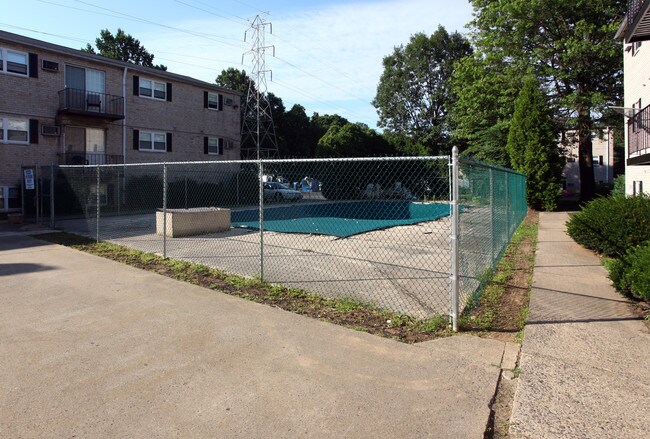 Krewstown Park Apartments in Philadelphia, PA - Foto de edificio - Building Photo