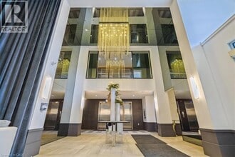 10 Concord Pl in Grimsby, ON - Building Photo - Building Photo