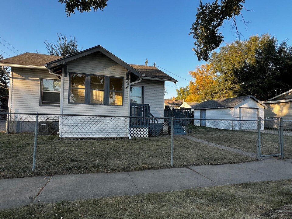 814 E Ave F in Bismarck, ND - Building Photo