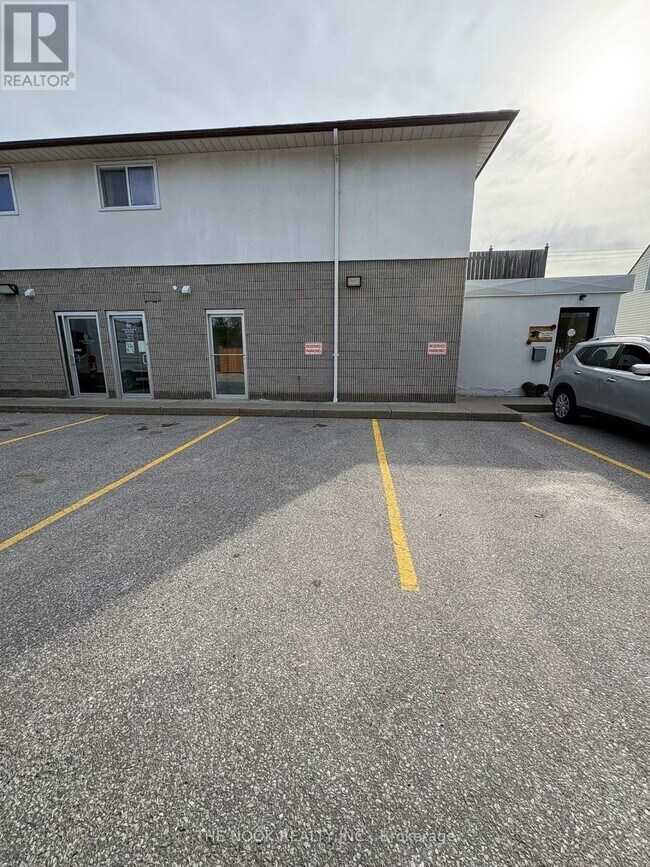 948 Simcoe St N in Oshawa, ON - Building Photo - Building Photo