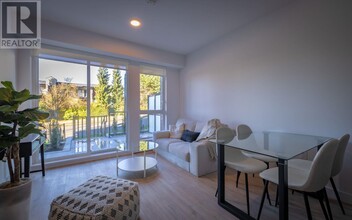 2590 Lonsdale Ave in North Vancouver, BC - Building Photo - Building Photo