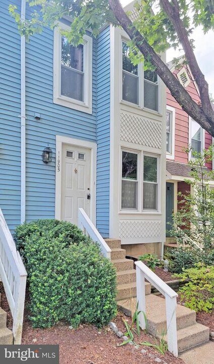 11905 Crosswind Ct in Reston, VA - Building Photo