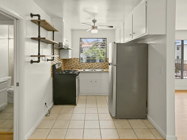 945 N Curson Ave