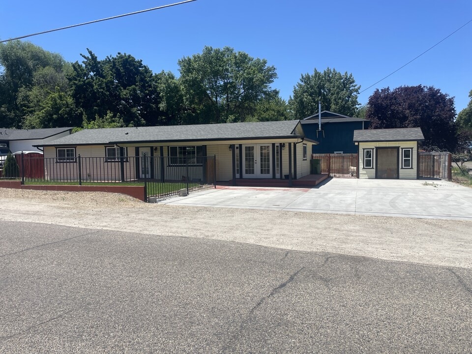 230 S Iowa Ave in Payette, ID - Building Photo