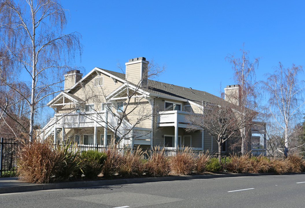 Creekside Apartments in Hayward, CA - Building Photo