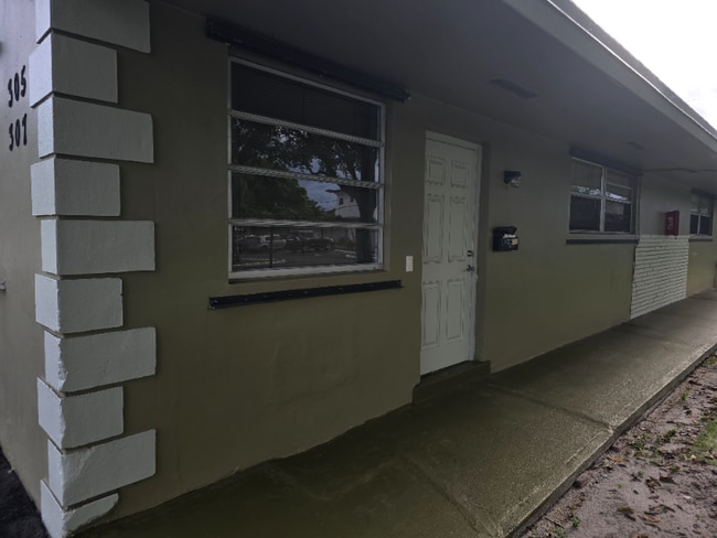305 N 61st Ave in Hollywood, FL - Building Photo - Building Photo