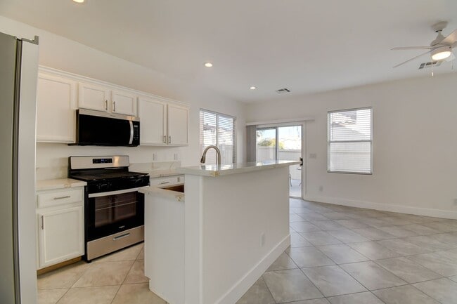 5924 W Santoli Ave in Las Vegas, NV - Building Photo - Building Photo