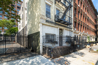 320 W 17th St in New York, NY - Building Photo - Building Photo