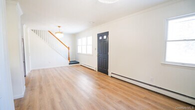 5 Pearsall Pl in Babylon, NY - Building Photo - Building Photo