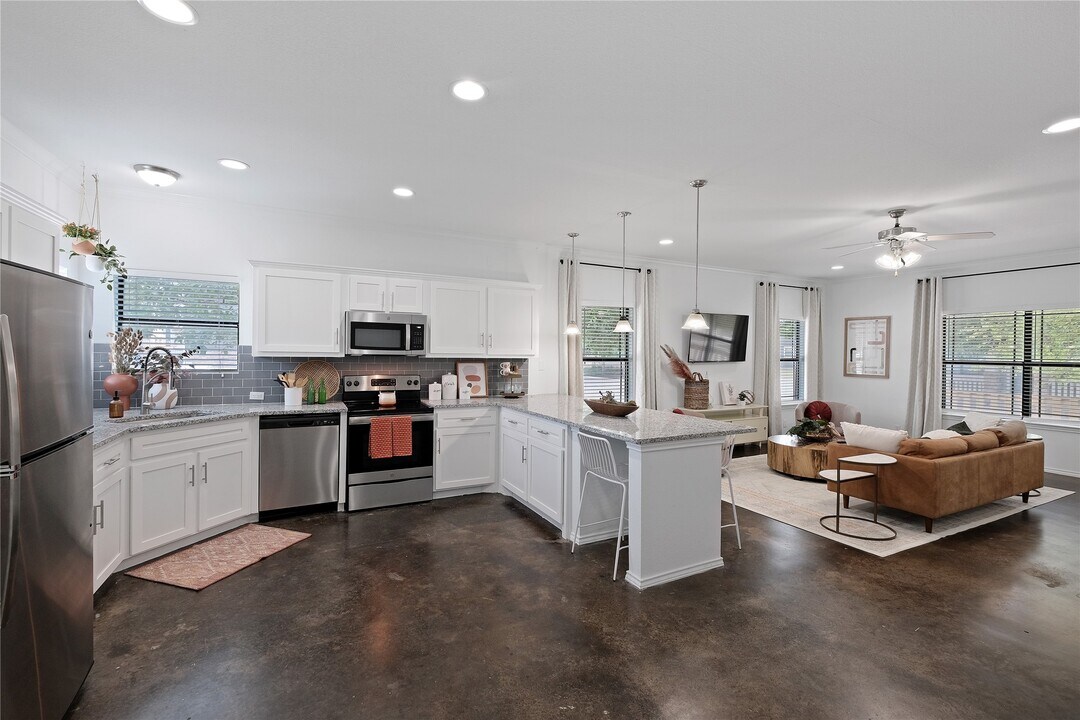 6615 Pinon Canyon in San Antonio, TX - Foto de edificio