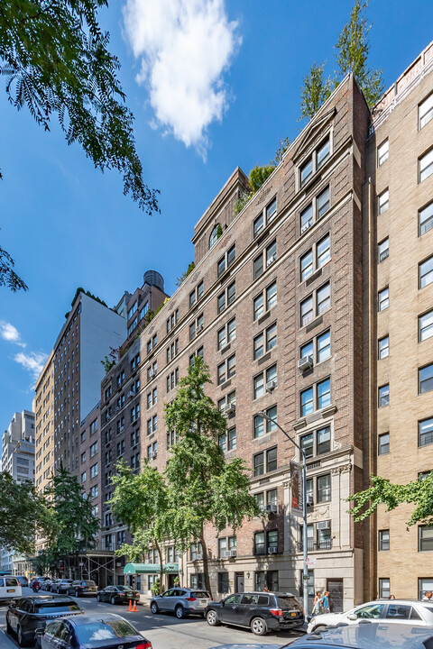 205 E 69th St in New York, NY - Building Photo