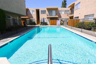 Tarzana West Apartments in Tarzana, CA - Building Photo - Building Photo