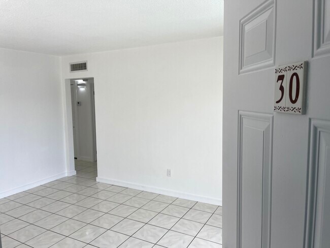 380 E 35th St in Hialeah, FL - Building Photo - Building Photo
