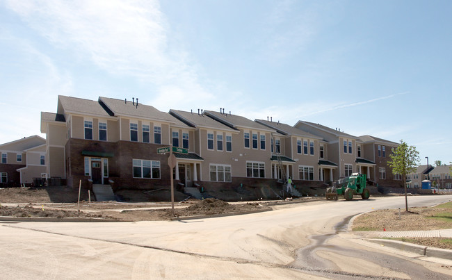 East Village at Avondale Meadows Apartments in Indianapolis, IN - Foto de edificio - Building Photo