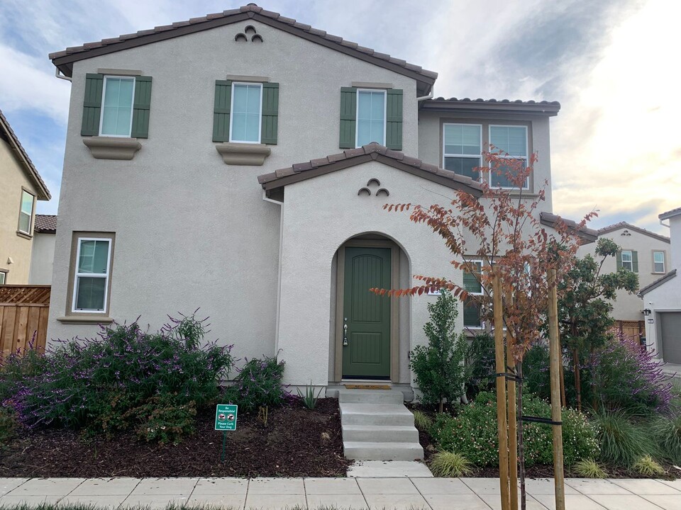254 Lawson Ave in Tracy, CA - Building Photo