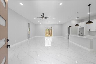 327 Paradise Ln in Montgomery, TX - Building Photo - Building Photo