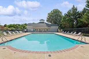 Weston Circle and Wicklow Square Apartments in Fredericksburg, VA - Building Photo